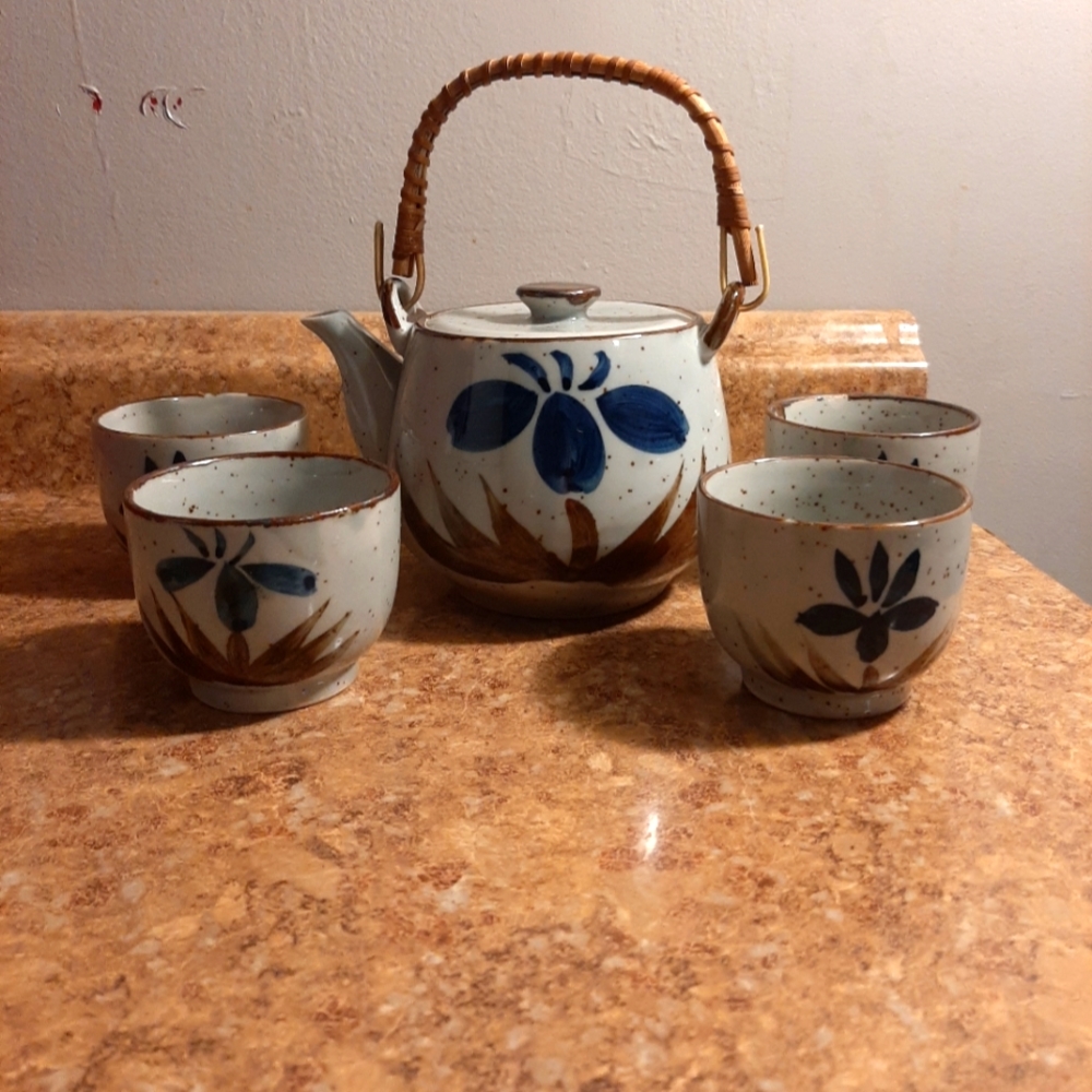 Saki kettle and cups